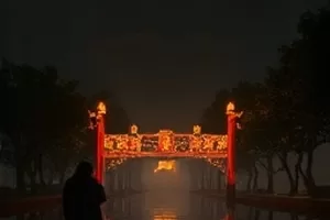 纪实节目夜航书桌封面，台灯下的稿纸与钢笔